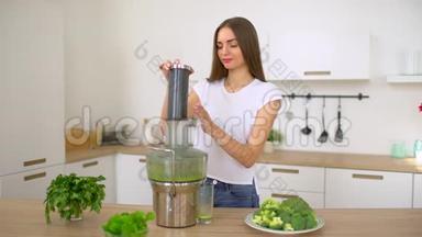 健康的生活方式女人准备绿色果汁。 饮食排毒果汁。